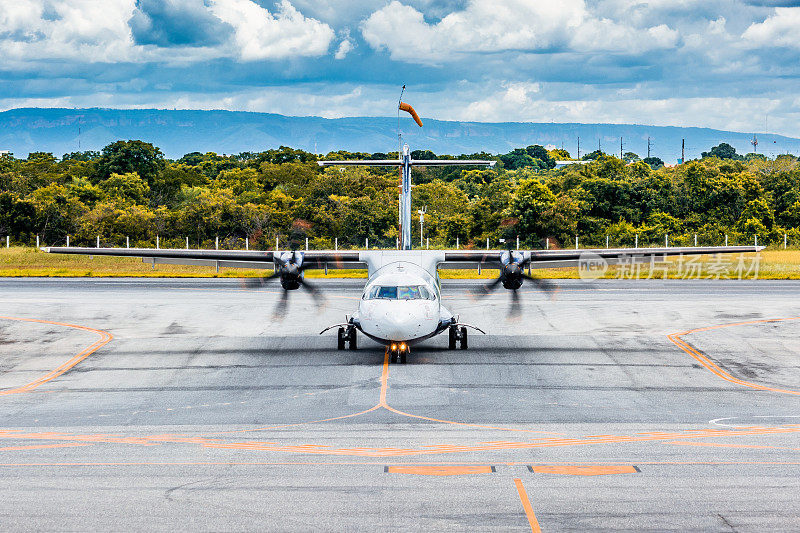 商用飞机，双引擎，涡轮螺旋桨，涡轮螺旋桨，着陆- Várzea格兰德，马托格罗索，MT，巴西。